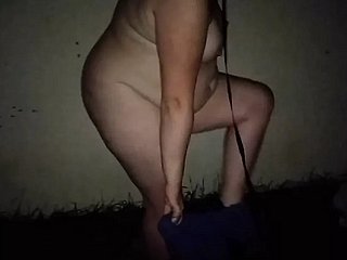 Esclave et le Seigneur. NUIT. DEHORS. Plein nue