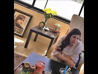 デジパキの妻アエシャは夫のためにヌードを踊ります