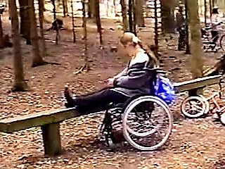 Niepełnosprawna dziewczyna footle nadal seksowna.flv