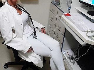Doktor verführt sie in seinem Studium