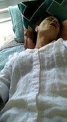 成熟的妻子触摸她的unt