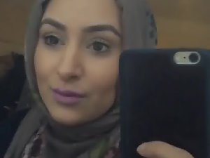 hijabi กระเจี๊ยวดูดริมฝีปาก