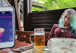 Op afstand Orgasme Controle winning b open mijn stiefzuster in de bar!