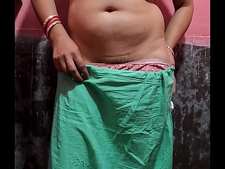 देसी पत्नी अपनी चूत को शेव कर रही है