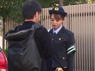 Slutty Police officer Akiho Yoshizawa Dihantar di belakang kereta