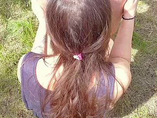 Il vicino è tornato per me per strappare i suoi collant e darle una crema nella sua figa