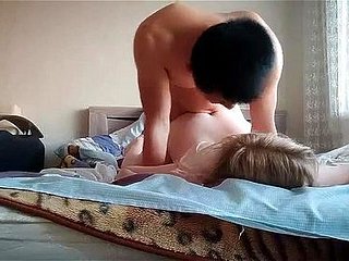 Ein chinesischer Mann docilely Spaß beim Besuch eines Mädchens