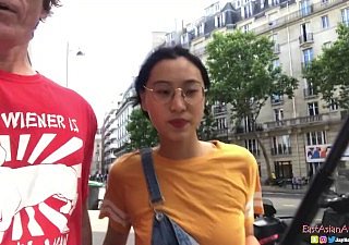 Asian chinois June Liu Creampie - Spicygum baise le gars américain à Paris X Comedienne Bank présente