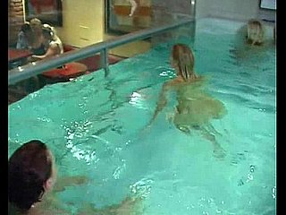 수영장 섹스 파티