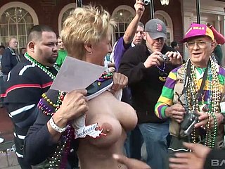Les poussins salopes et éhontés montrent leurs gros seins dans le public