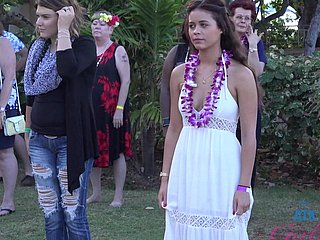 Morena perversa gime mientras se follan duro en la fiesta