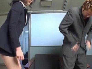 Secretário asiático deslumbrante sopra o pau duro de seu chefe
