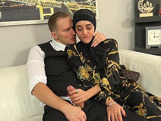 Una dolce donna adjacent to hijab ha provato il cazzo del venditore invece dei vestiti nuovi