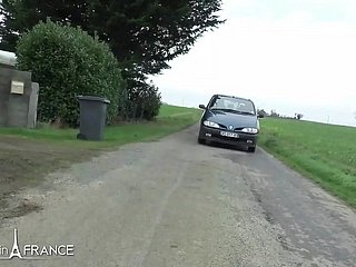 Das echte, mollige, rothaarige französische Dienstmädchen wird gestopft, bevor es Opa ein Handjob-Happy-End beschert