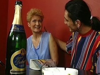 Loira velha da Alemanha transando doll-sized taboo