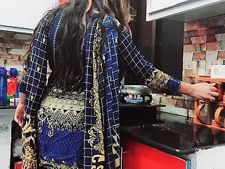 主婦がキッチンで寝取られ夫にアナルセックスされる