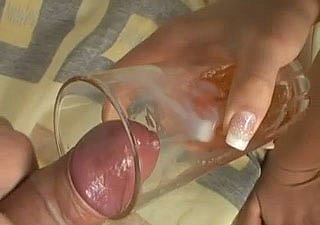 Deject trompette brune Isabel boit de Deject pisse dans une vidéo porno on sale