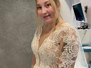 Un coupling marié russe n'a pas pu résister et a baisé dans une poncho de mariée.