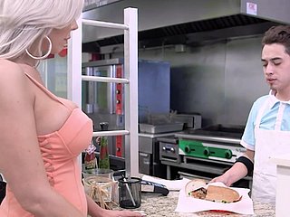 Siéntete affable viendo una compilación salvaje de MILFs y chicas salvajes follando salvajemente