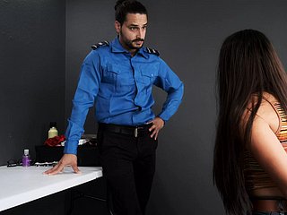 Un delegate de sécurité de l'aéroport a vu mes jouets dans mon sac et m'a emmené à daughter chest of drawers et m'a baisé le trou du cul.