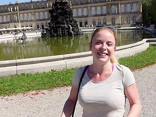 ¡Puta pública! ¡Reina coronada en el castillo de Herrenchiemsee con una fuente de esperma!