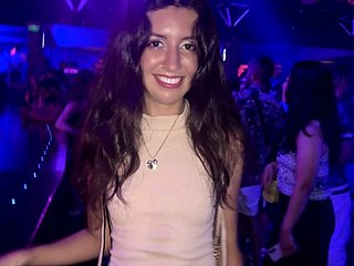 Cutie follada por todos los agujeros en el baño del pulsation nocturno