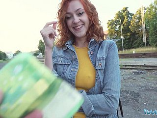 Cerise Emerge considering zuigt lul bij de bushalte om wat geld te verdienen voor een taxi