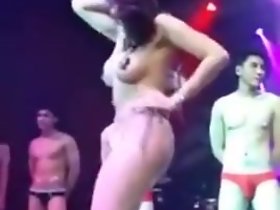 modelos chinos que muestran sus cuerpos