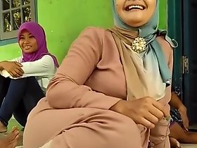 Comely Jocular mater Hijab Feet!