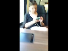 chica delante de mí en el tren