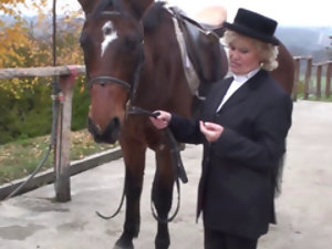 Effie aka Francsina masturbe dans une écurie