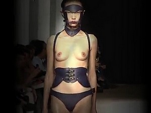 X-rated Oben-ohne-Modelle Fetisch Prosecution Modenschau