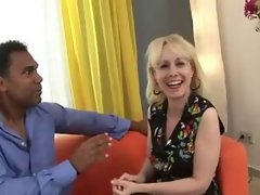 यूरोपीय GILF वेश्या fucks बीबीसी