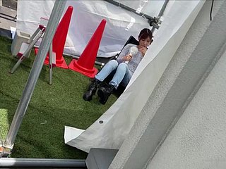 Seksowna domowa dama w dżinsach masturbuje się na wolności