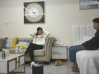 امرأة جميلة تخرج لفتح منزل. المرأة الصينية سعيدة للغاية