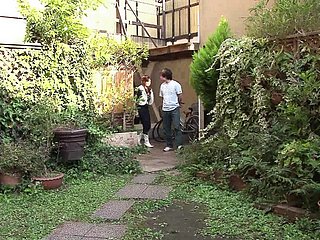 Jeunes notgeile Asiatin 23 bekommt Jeans zerrissen et wird von deux types gefickt