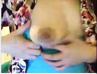 Linda zorra china muestra las tetas