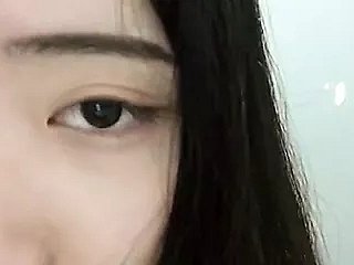 Asiatique (20 ans) se mord la lèvre et frotte le clitoris gonflé sous la euphoria