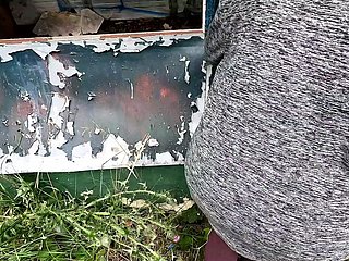 Labia verandada kavrandı ve işkence gördü