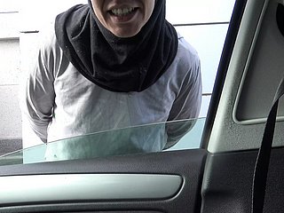 Alemão pervertido pega refugiada síria de hijab