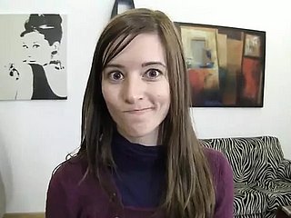 Śliczna laska masturbuje się wielkim penisem w POV