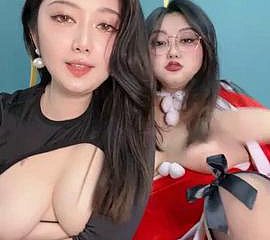 2 mollige chinesische Mädchen mit großen Titten bei einer Camshow