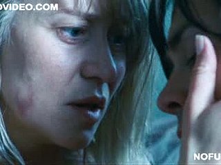 セクシーなトライン・ディルホルムが『ア・ソープ』のワンシーンで全裸に