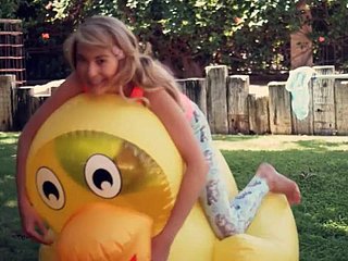 Encantadora rubia recibe creampie después del sexo hardcore