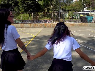 Dua pelajar pemberontak berhenti kelas untuk berseronok lesbik yang penuh ghairah