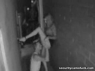 뒷골목 섹스, 보안 카메라에 포착돼