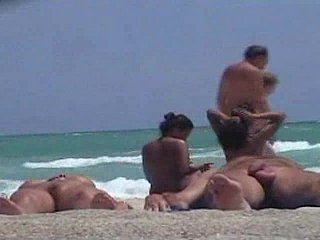 관음증 환자의 카메라에 누드 해변에서 아시아 여성의 섹스가 포착됐다