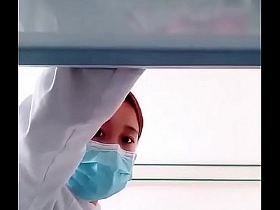 福建某医院大胆直播，白天在是文静的白衣天使，回到家是淫荡人妻，美女裸聊：75UJ.COM