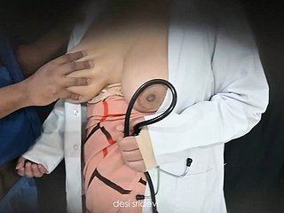 Dokter seksi memeriksa penis pasien