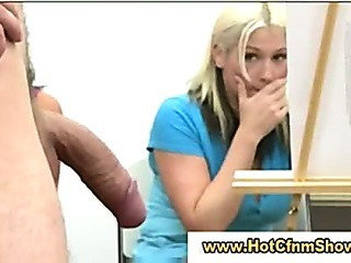 فاتنة CFNM إعطاء الرجل كان HANDJOB في groupsex الواقع